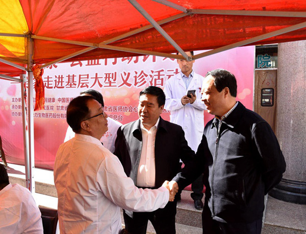 鎮(zhèn)原縣人民政府縣長(zhǎng)侯志強(qiáng)與天士力控股集團(tuán)董事局主席閆希軍看望參加義診活動(dòng)的專家。