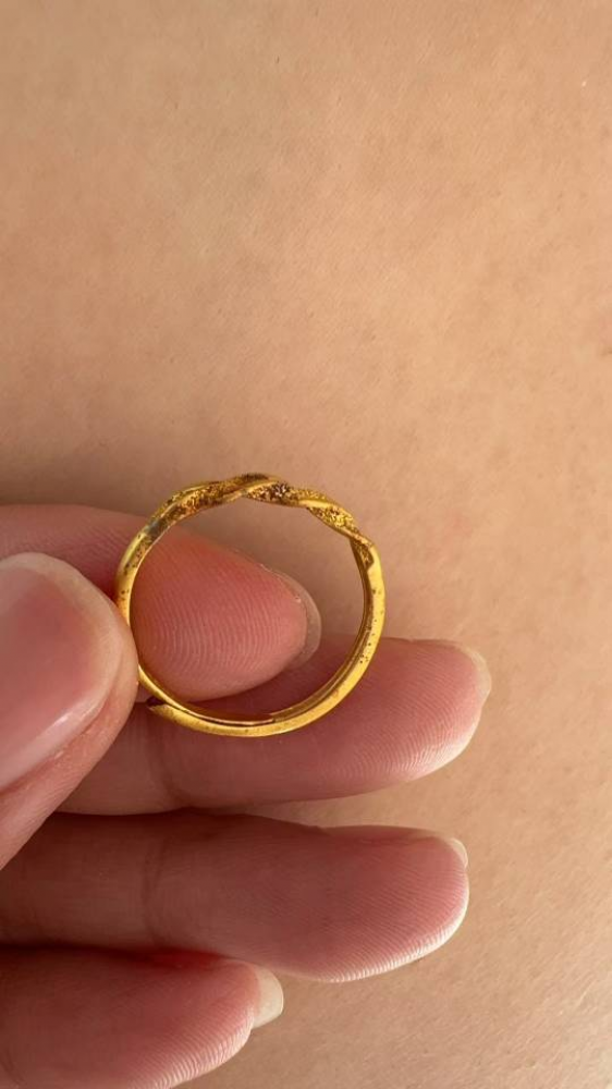 消費(fèi)者通過“人民投訴”平臺反映在電商平臺花1120元購買的黃金戒指掉漆脫色，商家店鋪關(guān)閉無法售后，電商平臺推諉拒絕退款賠償。（圖片來自“人民投訴”用戶）