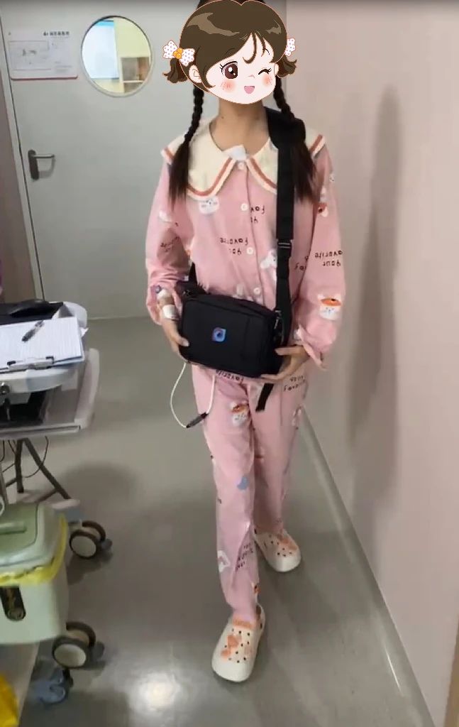 2023年，美美術(shù)后佩戴人工心的照片。圖片由浙大兒院提供