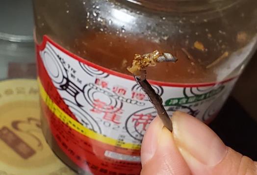 網(wǎng)友通過人民網(wǎng)“人民投訴”反映在網(wǎng)購的罐裝帶魚中吃出鐵釘。（圖片來自“人民投訴”用戶）