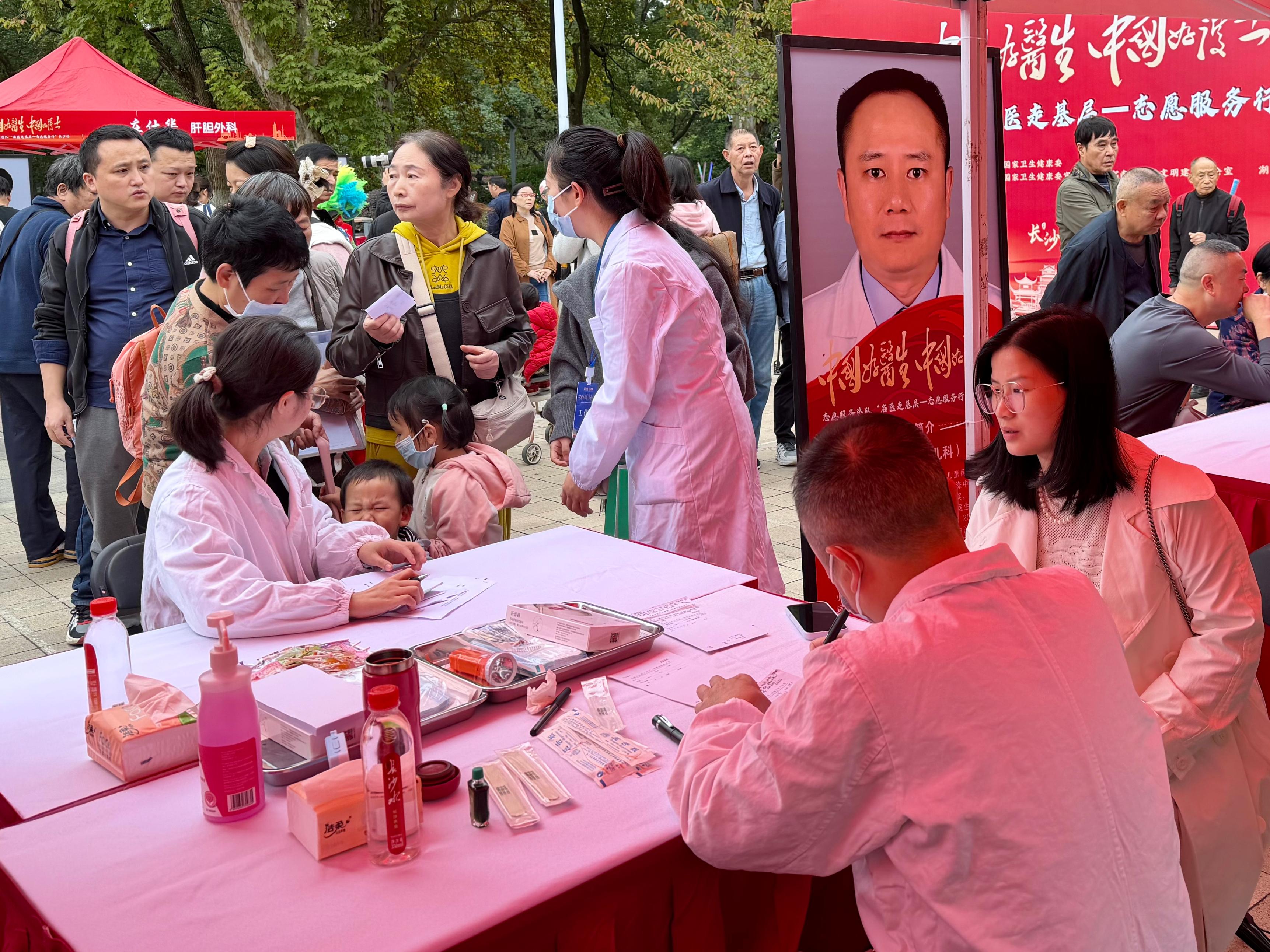 義診現(xiàn)場(chǎng)。人民網(wǎng)記者 丁亦鑫攝